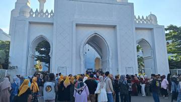 Libur Panjang Pengunjung Padati Masjid Sheikh Zayed