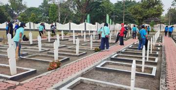 Jelang HUT Kemerdekaan, Warga Sragen Gotong-Royong Bersihkan TMP