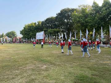 Persiapan Petugas Upacara Menjelang Hari Kemerdekaan Indonesia