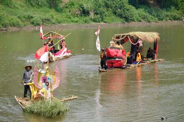 Pacu Jalur Perahu Getek Warnai Peresmian Dermaga Pucangsawit 