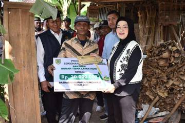 Bersama Baznas, Bupati Sukoharjo Salurkan Bantuan Rehab RTLH 