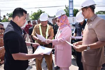 Tinjau Proyek Pembangunan Gedung Perpustakaan Sukoharjo