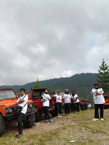 Keliling Wisata Alam Naik Jeep Berpetualang