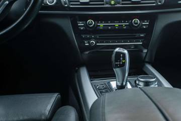 Begini Cara Parkir Mobil Matic yang Benar