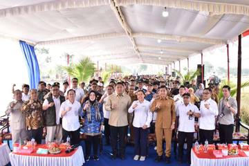 Bupati Etik Dampingi Wamentan Panen Raya di Desa Joho 