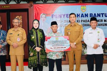 Bupati Sukoharjo Serahkan-Bantuan Umrah-Gratis untuk 24 Takmir Masjid