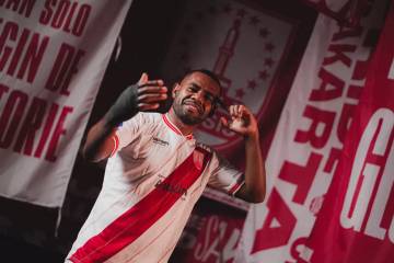Yabes Roni Resmi Berseragam PERSIS