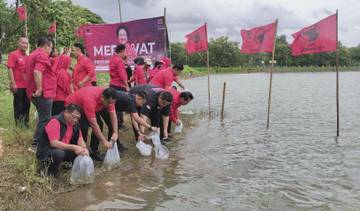Rayakan Ultah Megawati, PDIP Sragen Tebar 7.900 Ikan di Waduk Kembangan