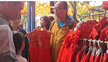 Jelang Imlek, Baju Cheongsam Mulai Diburu Warga Tionghoa
