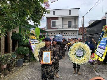 Petugas PSDKP Berikan Penghormatan Jenazah Hariadi Kru ATR 42-500