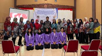 Mahasiswa STIKES Nasional Cegah Cacingan di Desa Gemampi