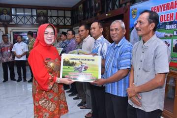 Bantuan Alsintan Kementan Diserahkan kepada Kelompok Tani Sukoharjo