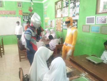 SPPG Krakitan Tampilkan Tokoh Super Hero Bagikan MBG