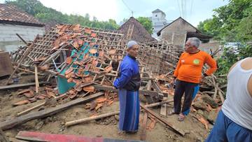 Direnovasi, Rumah Warga Tanon Roboh Timpa 2 Tukang