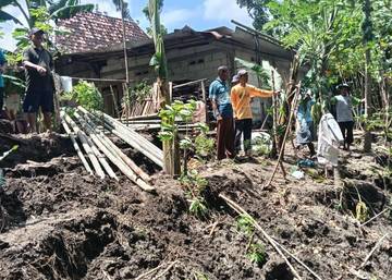 Longsor di Mondokan, 4 Rumah Warga Terancam Hanyut ke Sungai