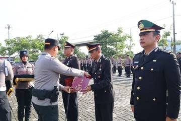 Kapolres Sukoharjo Pimpin Upacara Penganugerahan Tanda Kehormatan dan Kenaikan Pangkat