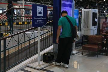 ​Penumpang Bisa Manfaatkan Mesin  Pembersih Sepatu Elektrik di-Stasiun