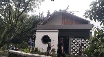 Angin Kencang Landa Klaten, Sejumlah Rumah Tertimpa Pohon