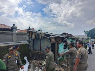 Bangunan Berkedok Warung Soto Dibongkar Satpol PP Klaten