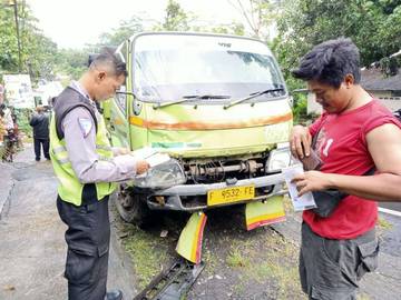 Truk Oleng Saat Hujan, Pengendara Motor Tewas Wonogiri