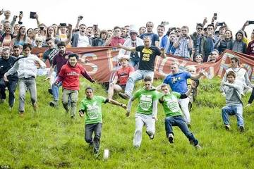 Cheese Rolling, Tradisi Ekstrem yang Dipertahankan