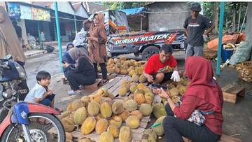 ​Musim  durian, Pasar Kembang, Kemalang, Klaten diserbu Wisatawan