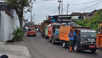 Dampak Overload, Antrean Truk Sampah ke TPA Solo Sampai 2KM