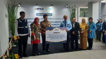 BPKH Serahkan Gedung Pusat Ekonomi Islam Kepada UNS