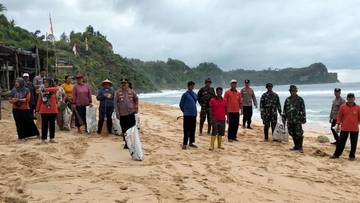 Polsek Paranggupito Bersihkan Pantai Nampu, Jaga Pariwisata Wonogiri