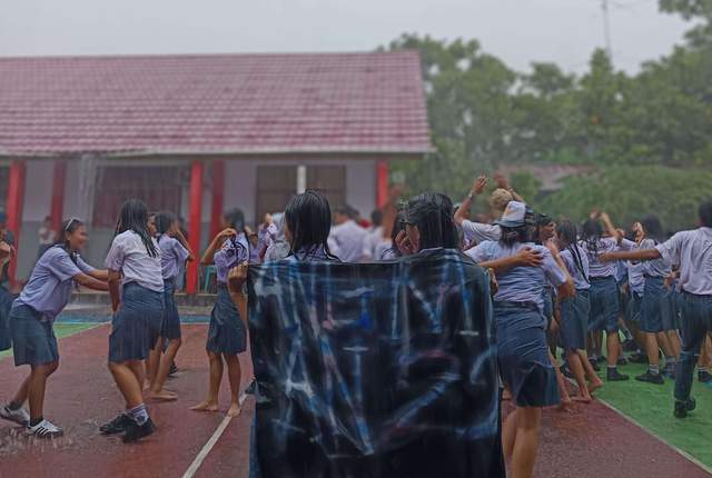 Basah Dengan Hujan, Bahagia Karena Pengumuman   Kelulusan