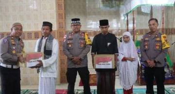 Jumat Keliling, Kapolres Abdul Kholik Salat Berjamaah di Kendahe
