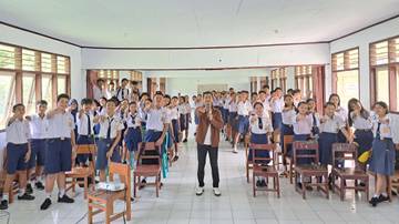 Goes to School SLC Sambangi SMP Negeri 2 Tahuna