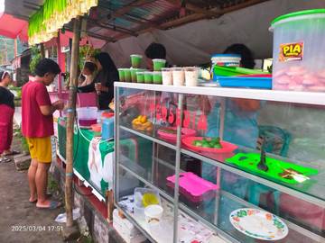 Aneka Jenis Kue Berbuka Puasa Menghiasi Ruas Jalan Tidore