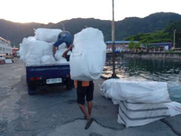 Puluhan Karung Paket Online Tiba di Pelabuhan Tahuna