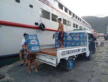 Ratusan Dos Air Mineral Tiba di Pelabuhan Tahuna