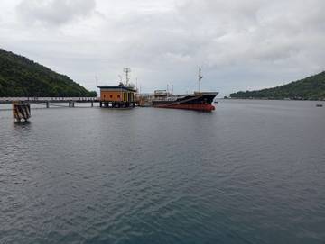 Kapal Tengker Tambat BBM di Kepulauan Sangihe 