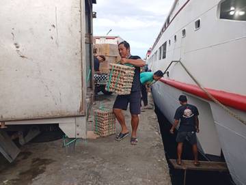 Pasokan Telur Ayam Dari Manado Masuk Pasar Tahuna