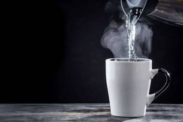 Manfaat Minum Air Hangat Sebelum Tidur