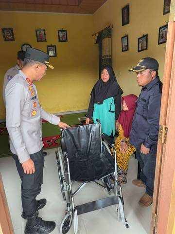 Kapolda Aceh Bantu Kursi Roda untuk Warga Bener Meriah 