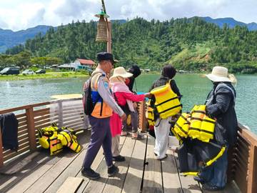 Petugas Pengawas Pelabuhan Wajibkan Penumpang Mengenakan Life Jacket