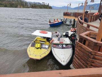 Petugas Pelabuhan Danau Lut Tawar Awasi Kapal Wisata