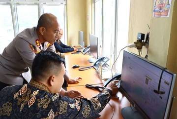 Kapolres Bener Meriah Cek Layanan Hotline Mudik Polri 110 