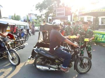 Kodam Iskandar Muda Bagikan Takjil untuk Masyarakat