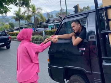 Peduli Sesama, Polsek Bebesen Bagikan Takjil ke Pengendara