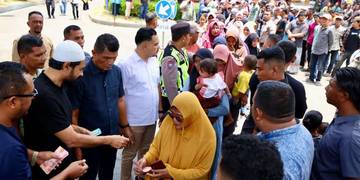 Sambut Idul Fitri, Gubernur Mualem Beri Santunan Meugang