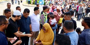 Sambut Idul Fitri, Gubernur Mualem Santuni Fakir Miskin