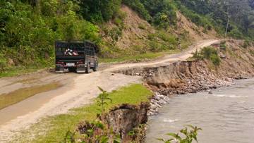 Wisatawan Keluhkan Jalan Rusak Parah ke Kolam Biru Rerebe