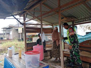 Sambangi  Pelaku UMKM, Babinsa Berikan Motivasi 