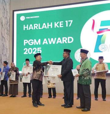 Kakanwil Kemenag Aceh Terima Penghargaan PGM Award 2025