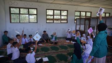 Anak Pedalaman Menulis Harapan Lewat Cerita Buku
